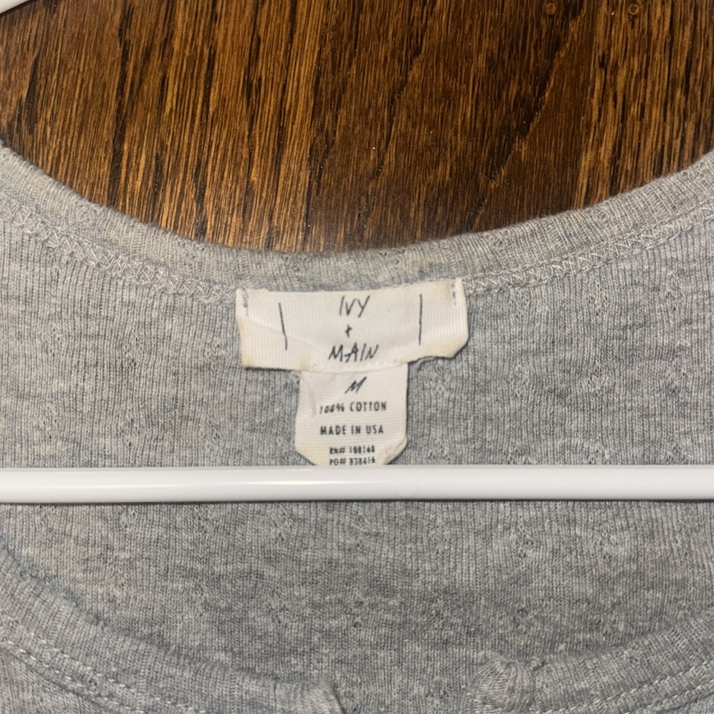Ivy and Main - Gray Cropped Top - Picture 3 of 3